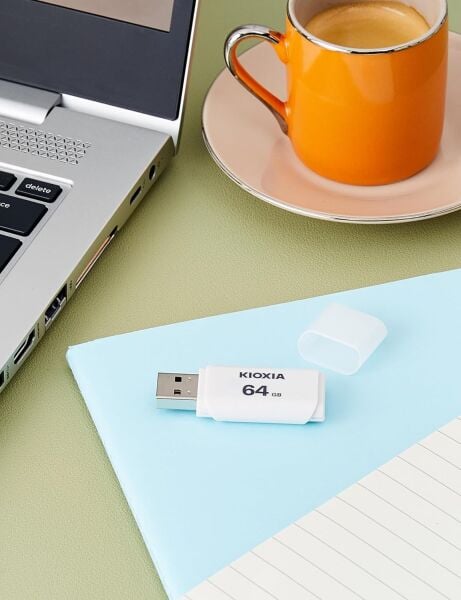 64GB KIOXIA U202 LU202W064GG4 Beyaz USB 2.0 Flash Bellek